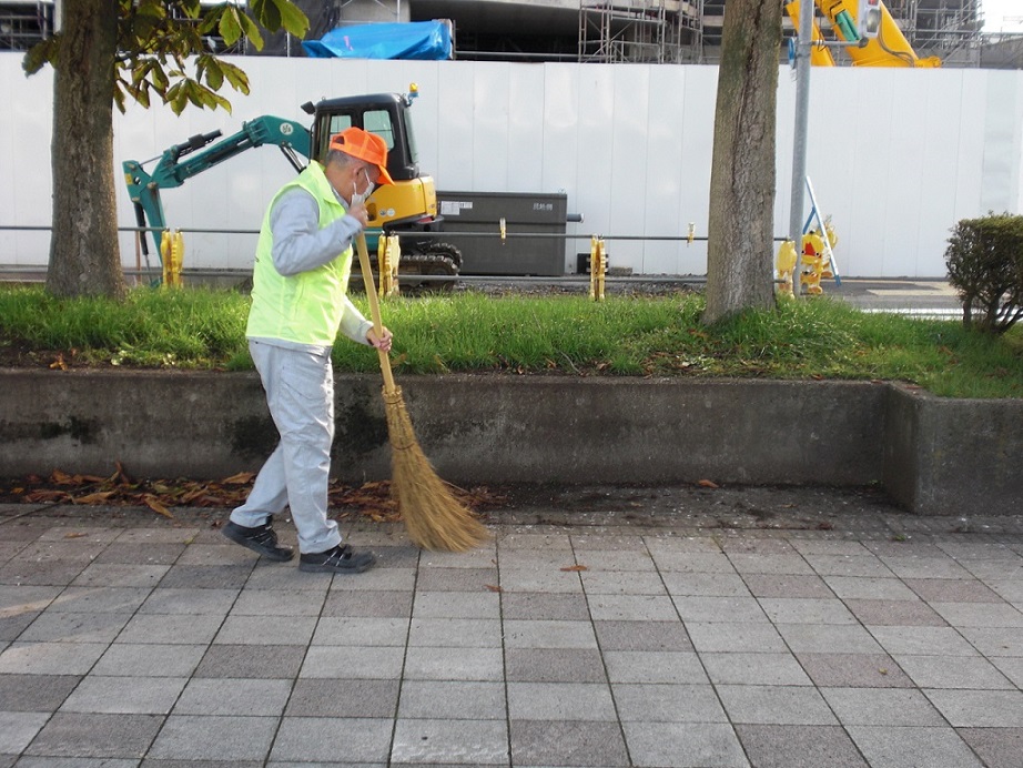 横手駅前広場清掃