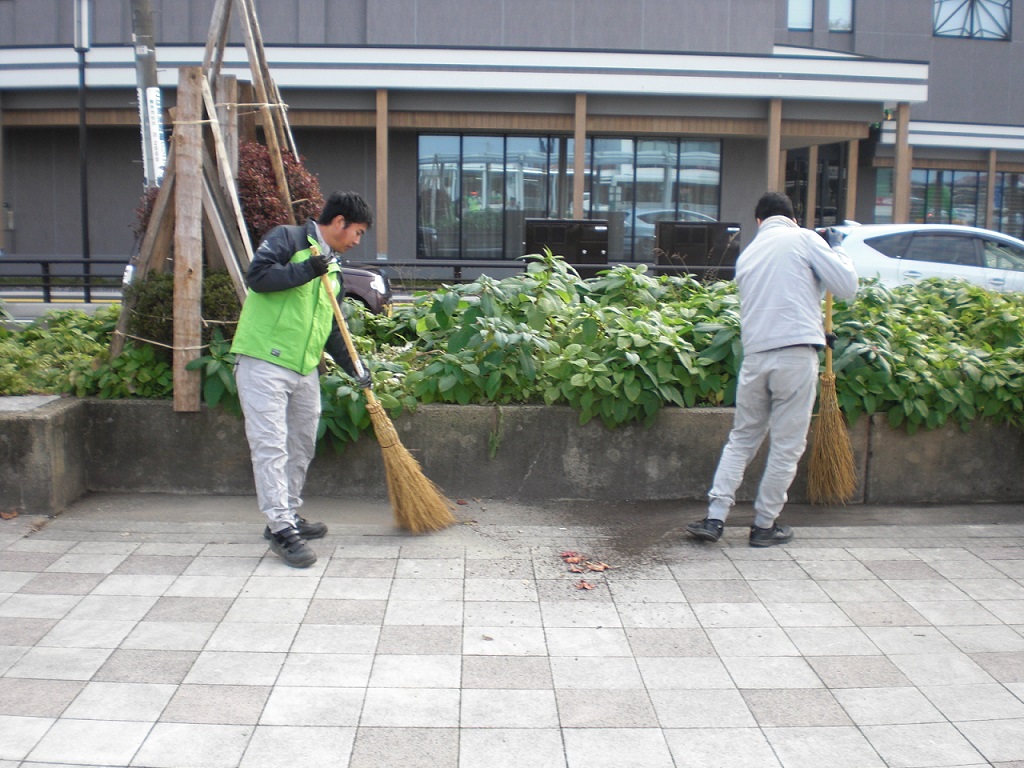 横手駅前広場清掃